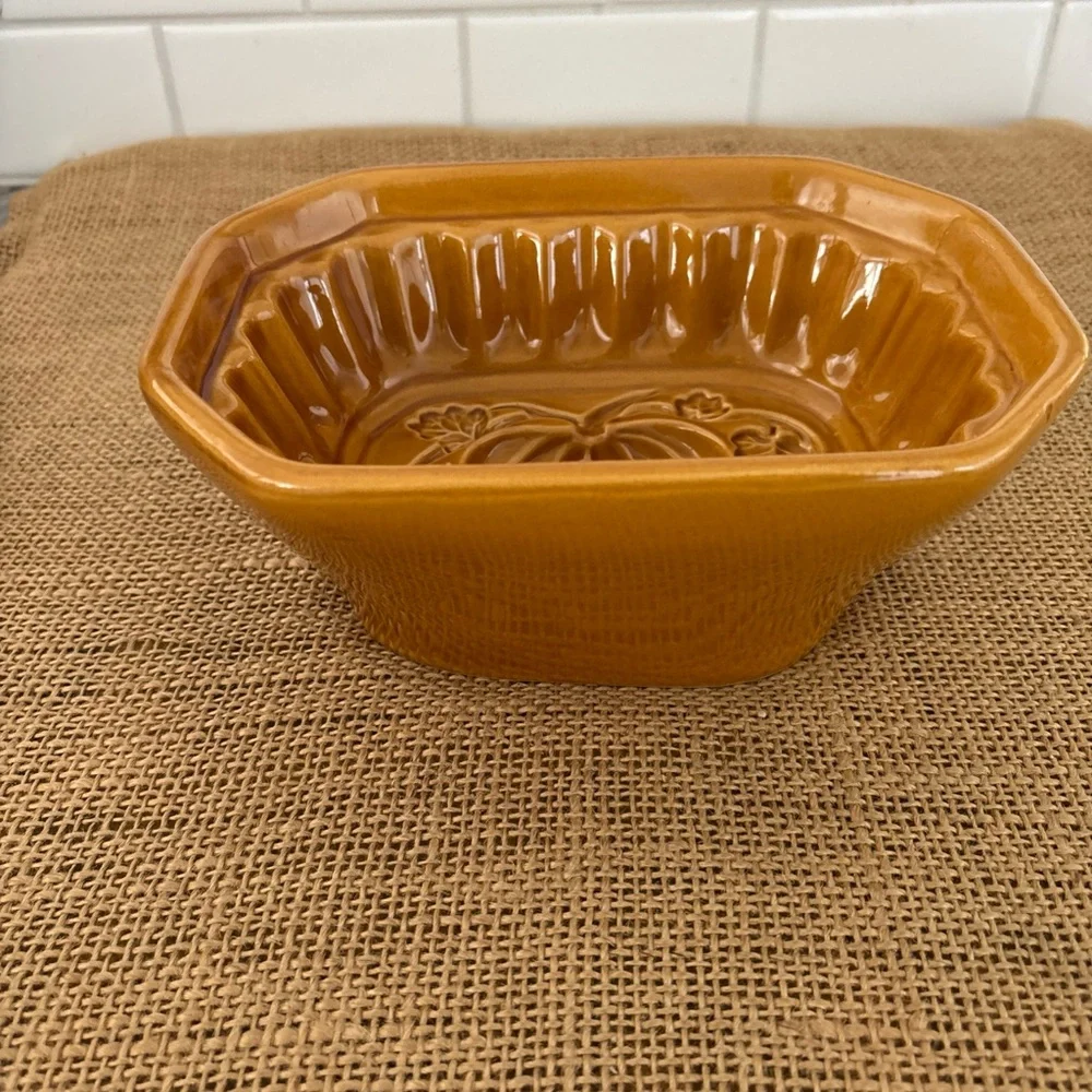 Crate & Barrel Ceramic Stoneware Pumpkin Cake Bread Baking Dish Gel Mold